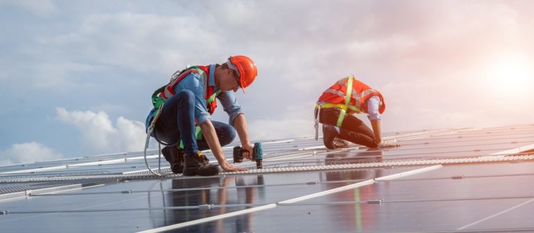 Pracovníci montujúci solárne panely. Kliknutím na obrázok sa otvára nová stránka: Na podporu využitia fotovoltických systémov vo verejnom sektore je z európskych zdrojov k dispozícii 5 miliónov €