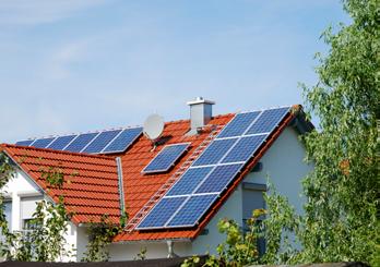 Dom s nainštalovanými solárnymi panelmi na streche