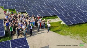 Členovia energetického spoločenstva Grunneger Power pred svojou elektrárňou