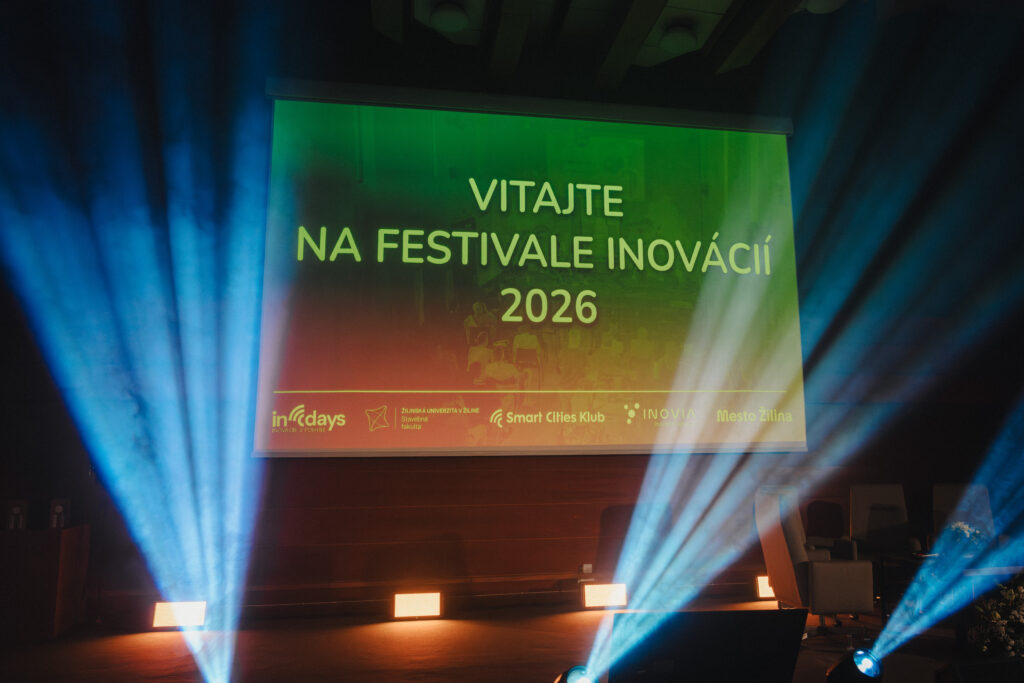 Úvodná obrazovka podujatia Festival inovácií 2026 premietaná na pódiu.